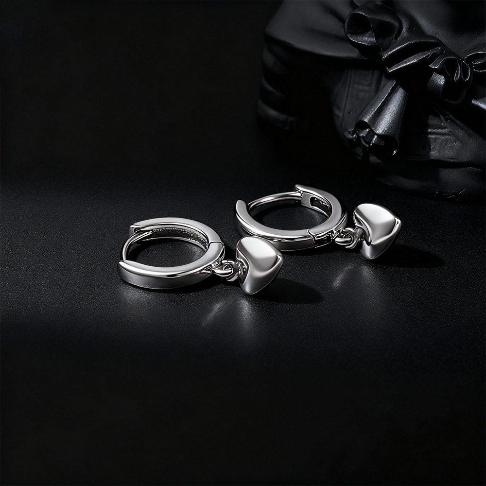 Серьги-гвоздики в форме сердца – обзор и цена Chrome Hearts Ring